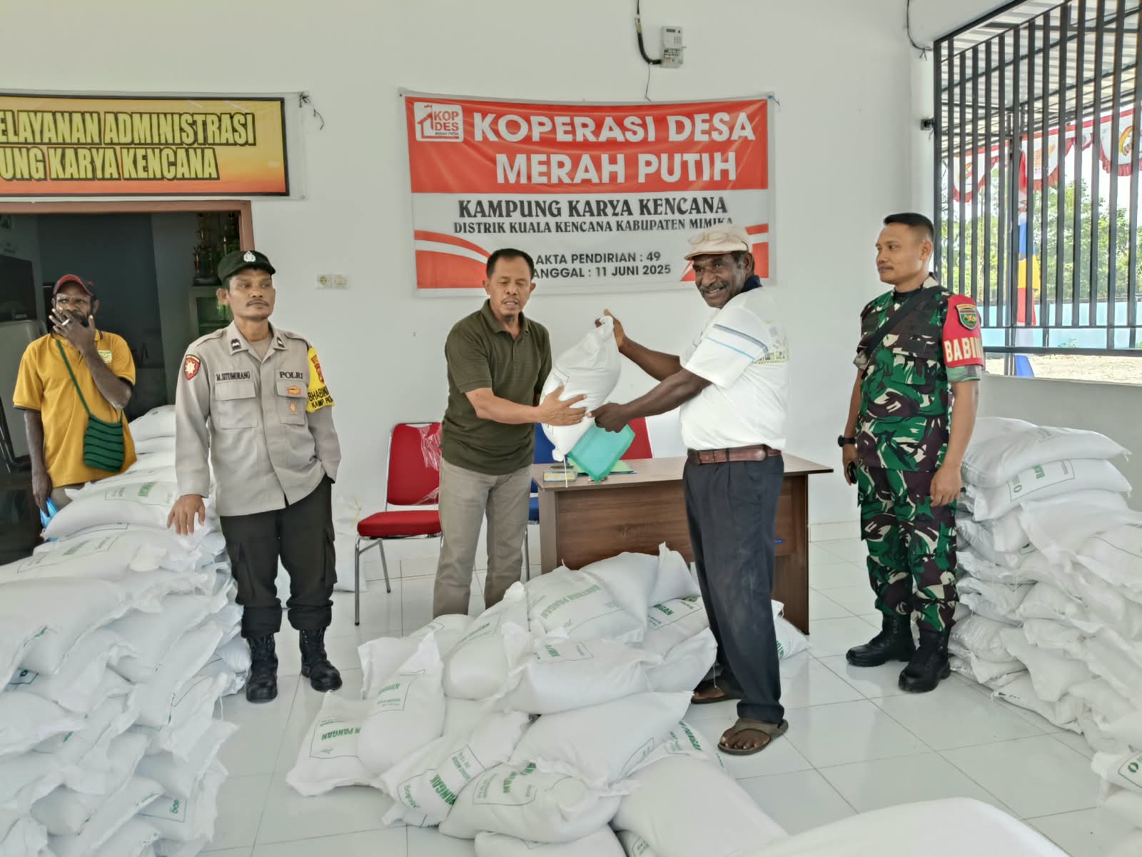 Bantuan Beras Pemerintah Disalurkan ke 16 RT Karya Kencana, Warga Terbantu Hadapi Kemarau Panjang