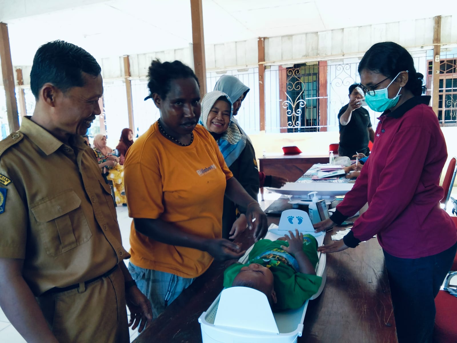 Puluhan Balita Ikut Posyandu di Kampung Bhintuka