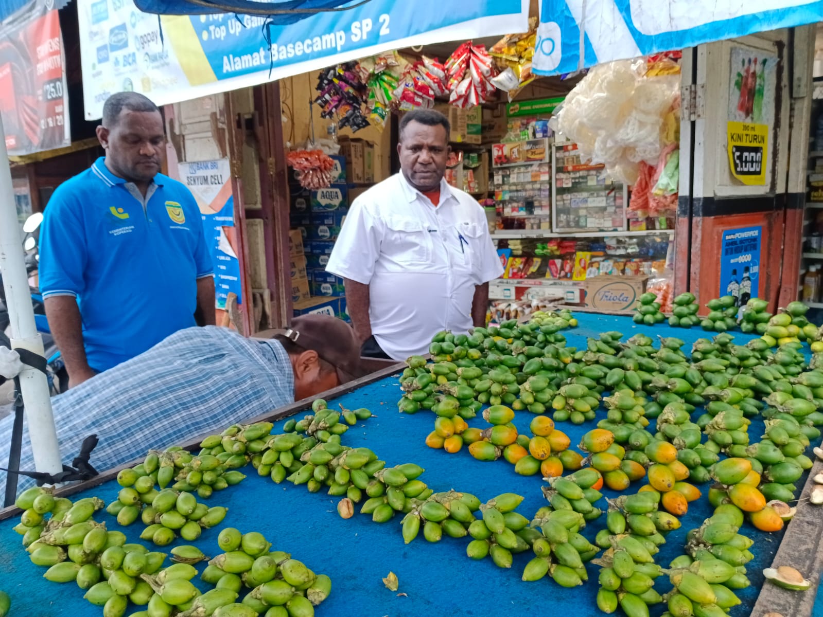 Samuel Yogi Kunjungi Penjual Pinang Nusantara, Sosialisasi Perda Perlindungan dan Pemberdayaan UMKM OAP