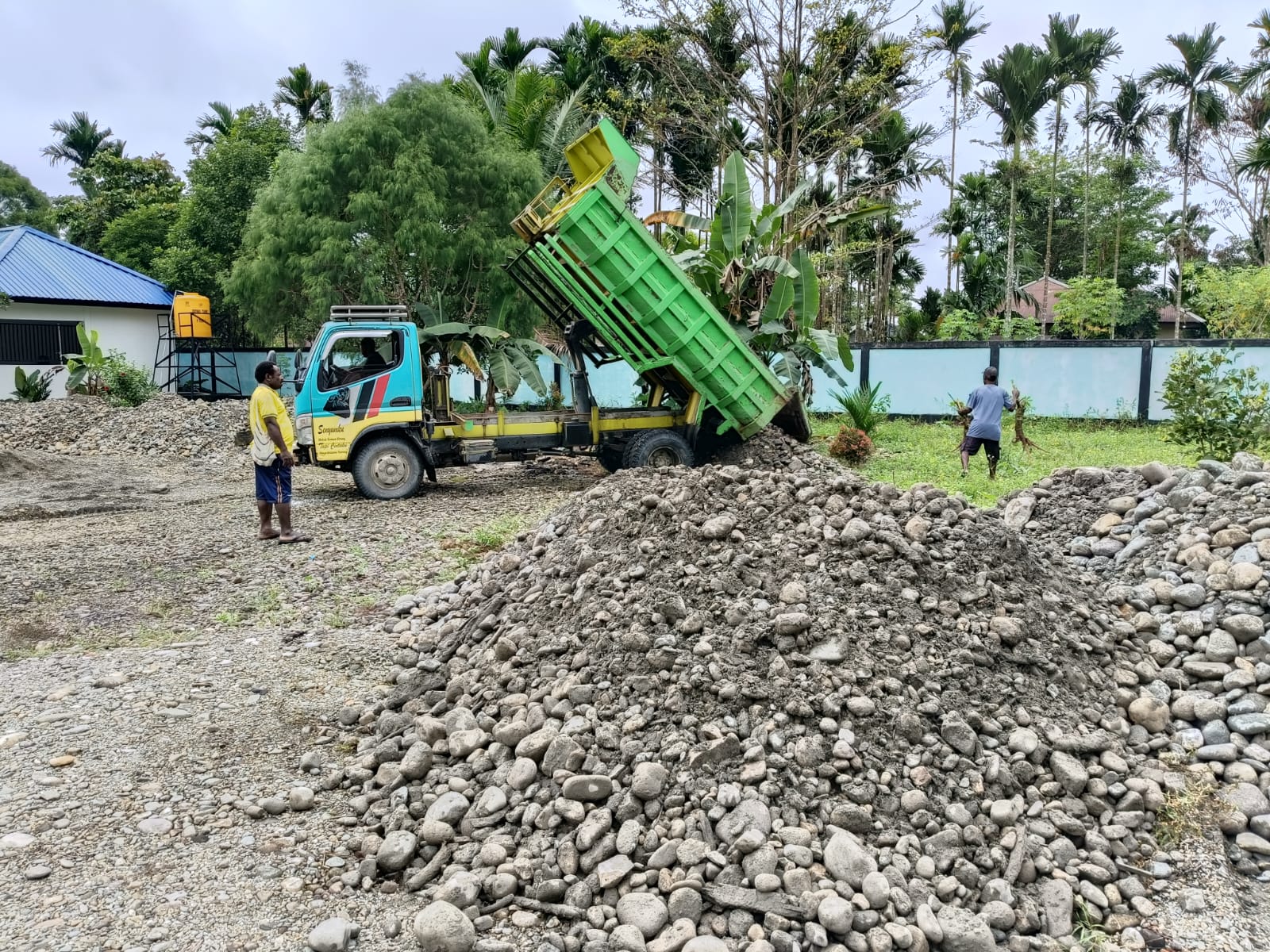 Bersumber dari ADD 2026, Pemkam Karya Kencana Timbun Lingkungan Kantor