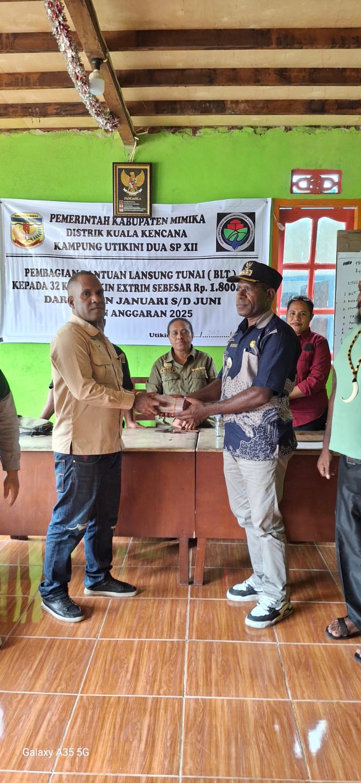 32 KPM di Kampung Utikini Dua Terima BLT, Total Rp1,8 Juta per KPM