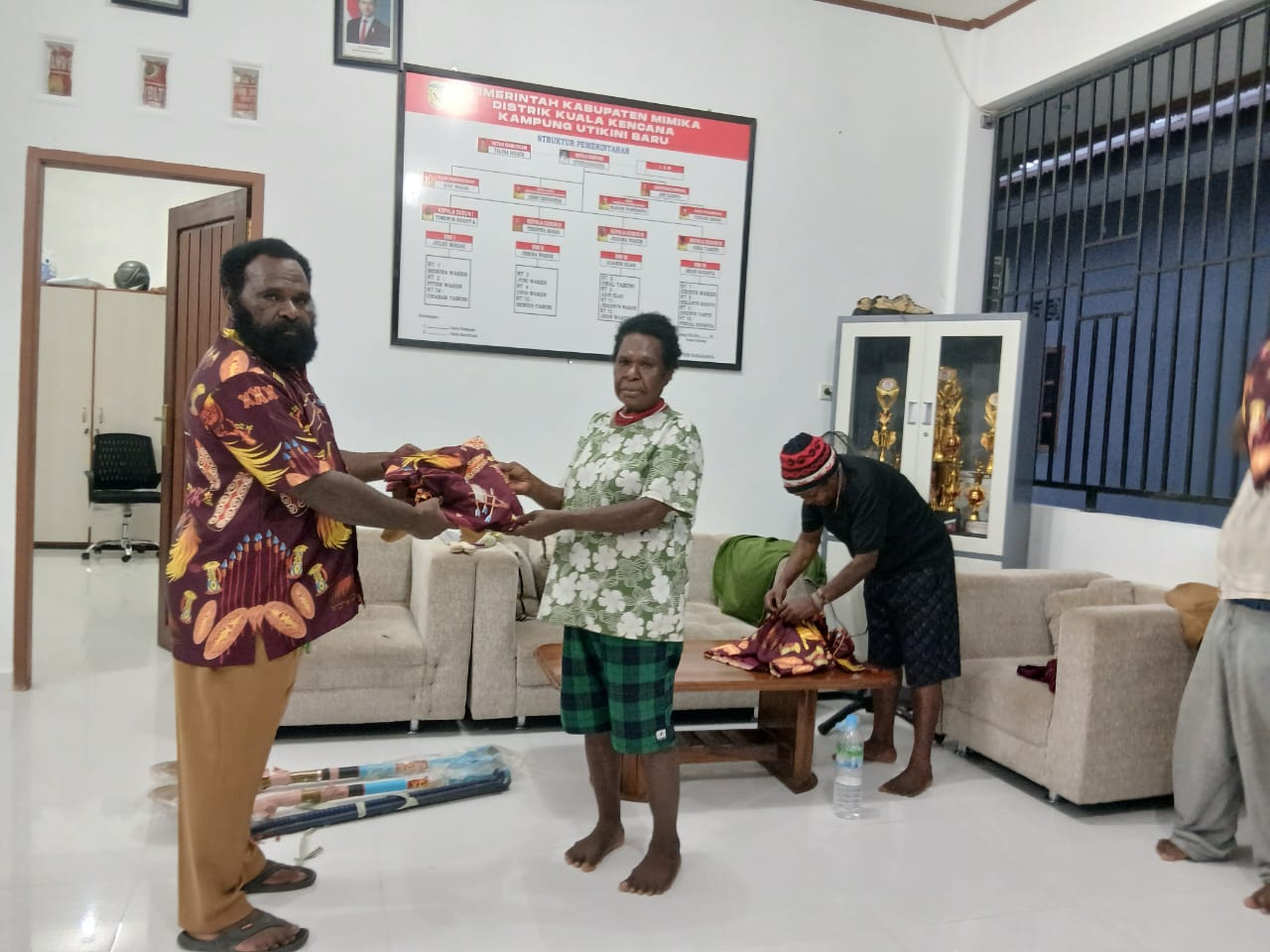 Pemkam Utikini I Serahkan Kunci Rumah Layak Huni kepada Warga