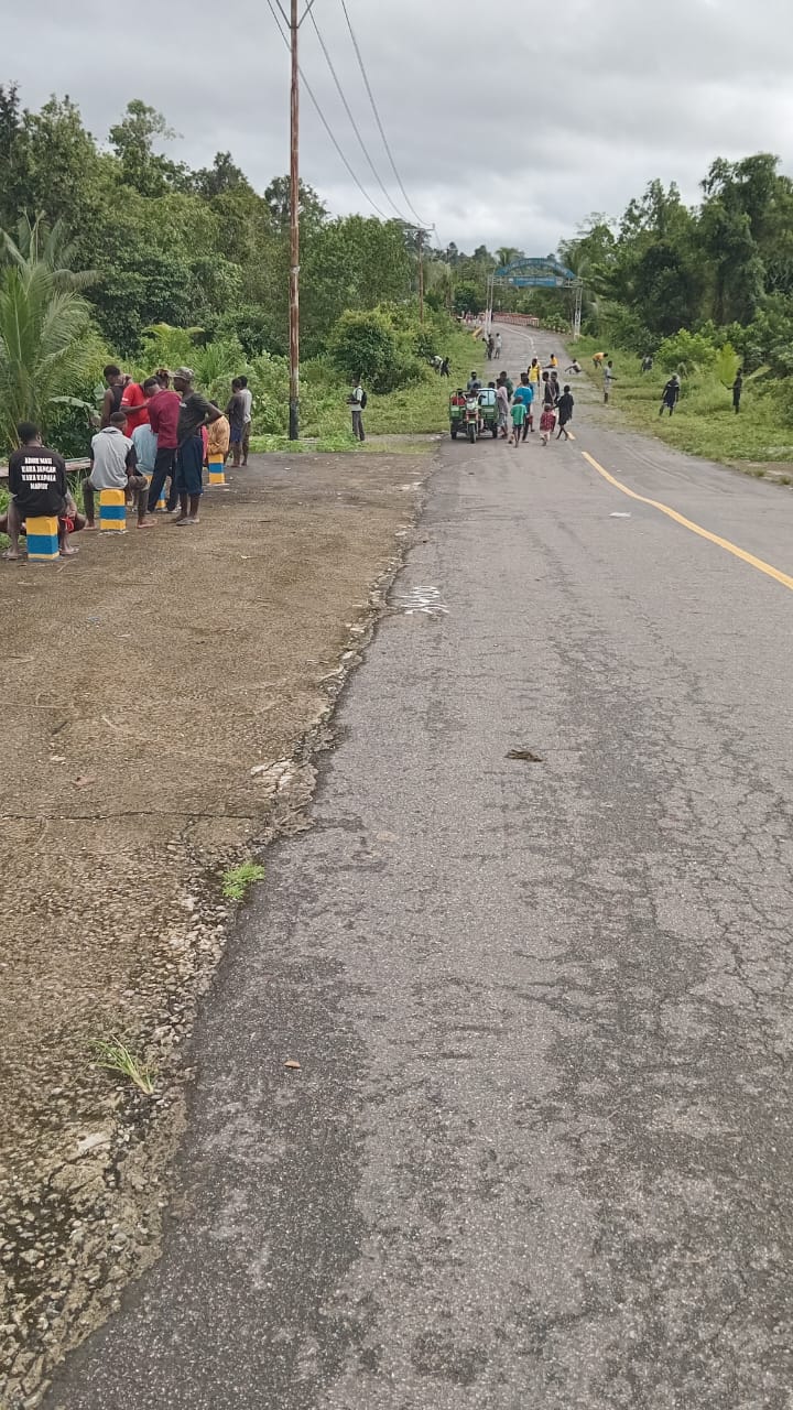 Warga Kampung Pigapu Kompak Bersihkan Lingkungan Lewat Program Padat Karya