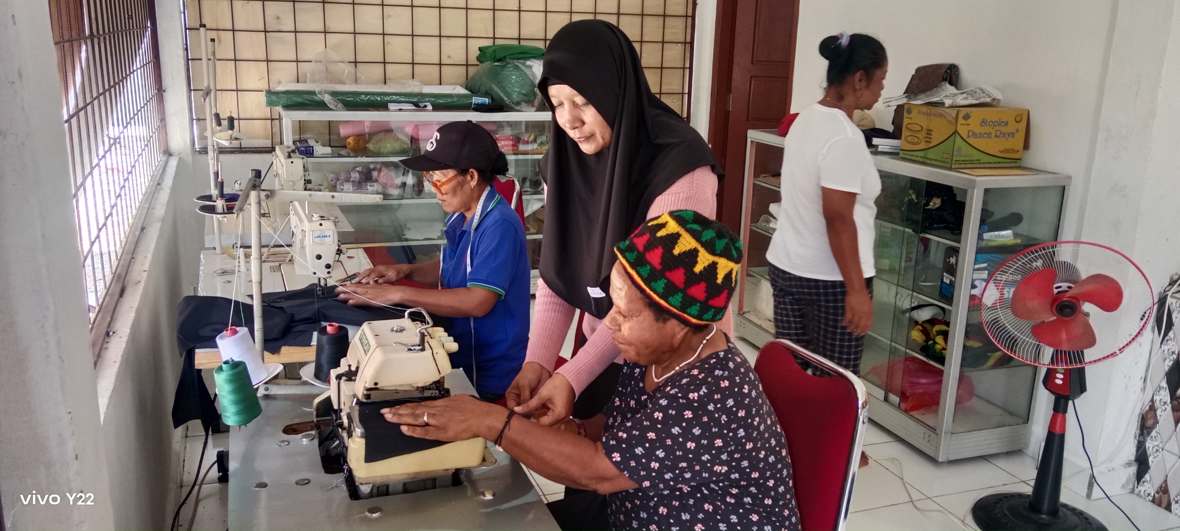 Ibu-Ibu PKK Kampung Utikini Satu Kini Mandiri Jahit Baju Sendiri, Berkat Pelatihan dan Semangat Belajar