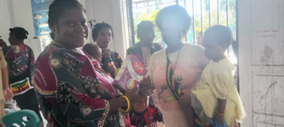Siapkan Generasi Sehat, Mimika Gunung Bagikan Makanan Tambahan Pada Balita