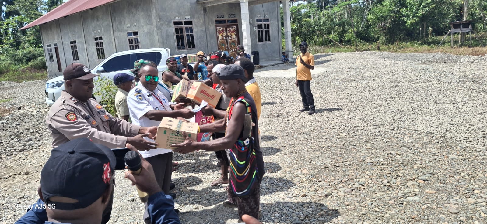 Distrik Kuala Kencana Berikan Bantuan Bahan Makanan Sukseskan Rakerda Klasis Tembagapura di Kampung Mimika Gunung