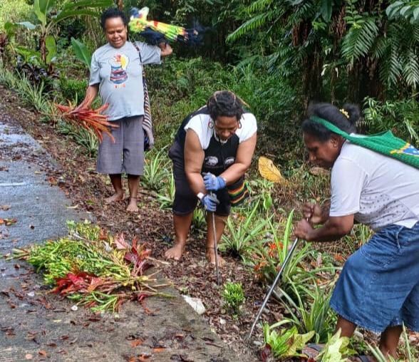 Kampung Utikini Satu Libatkan Perkawan Gereja dalam Program Padat Karya Tanam Bunga & Bersihkan Parit