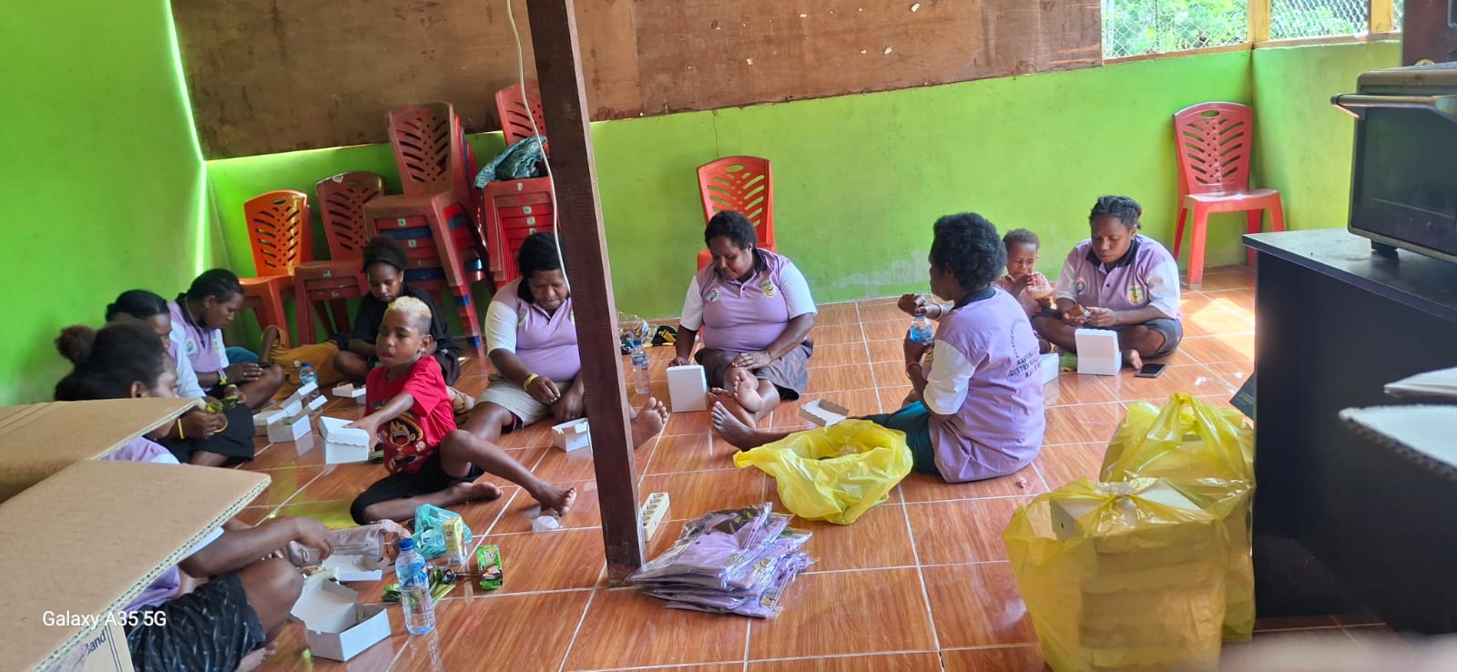 Ibu-ibu Kader Posyandu Kampung Utikini II Ikuti Pelatihan Pembuatan Kue dan Makanan Ringan