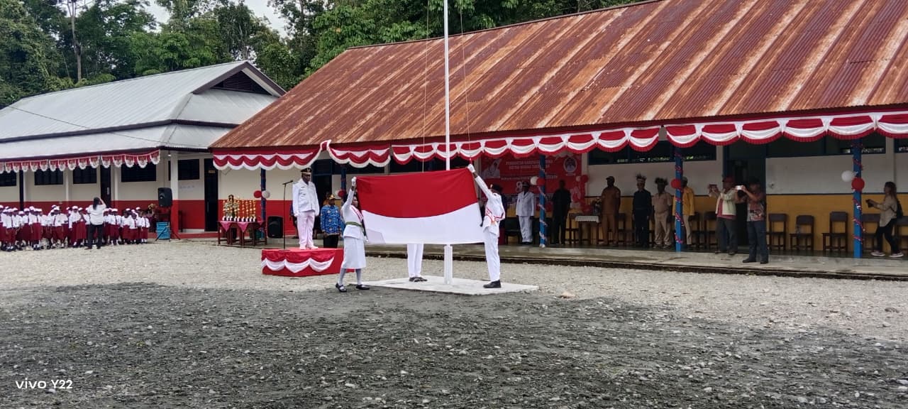 Pemdis Mimika Timur Jauh Gelar Upacara HUT RI ke-80 di Ayuka