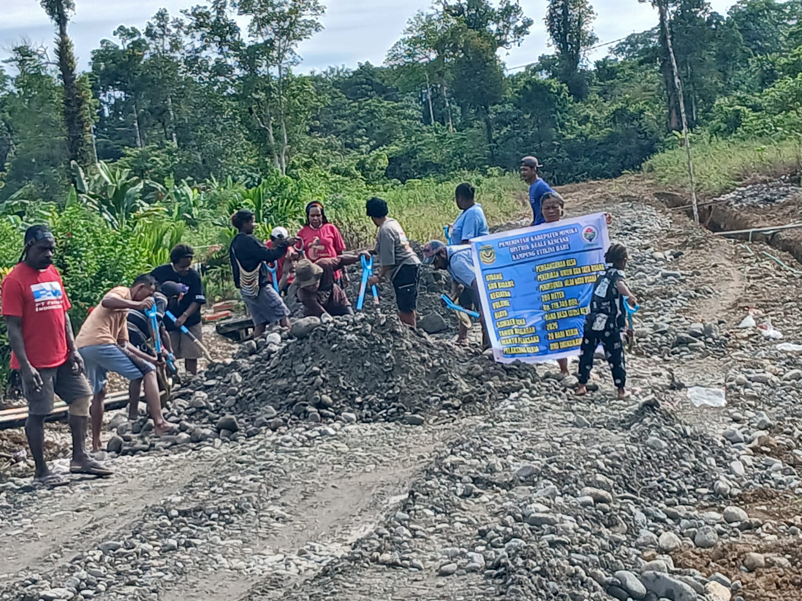 Pemkam Utikini Satu Buka Akses Kebun Sepanjang  100 Meter Sekaligus Penimbunan