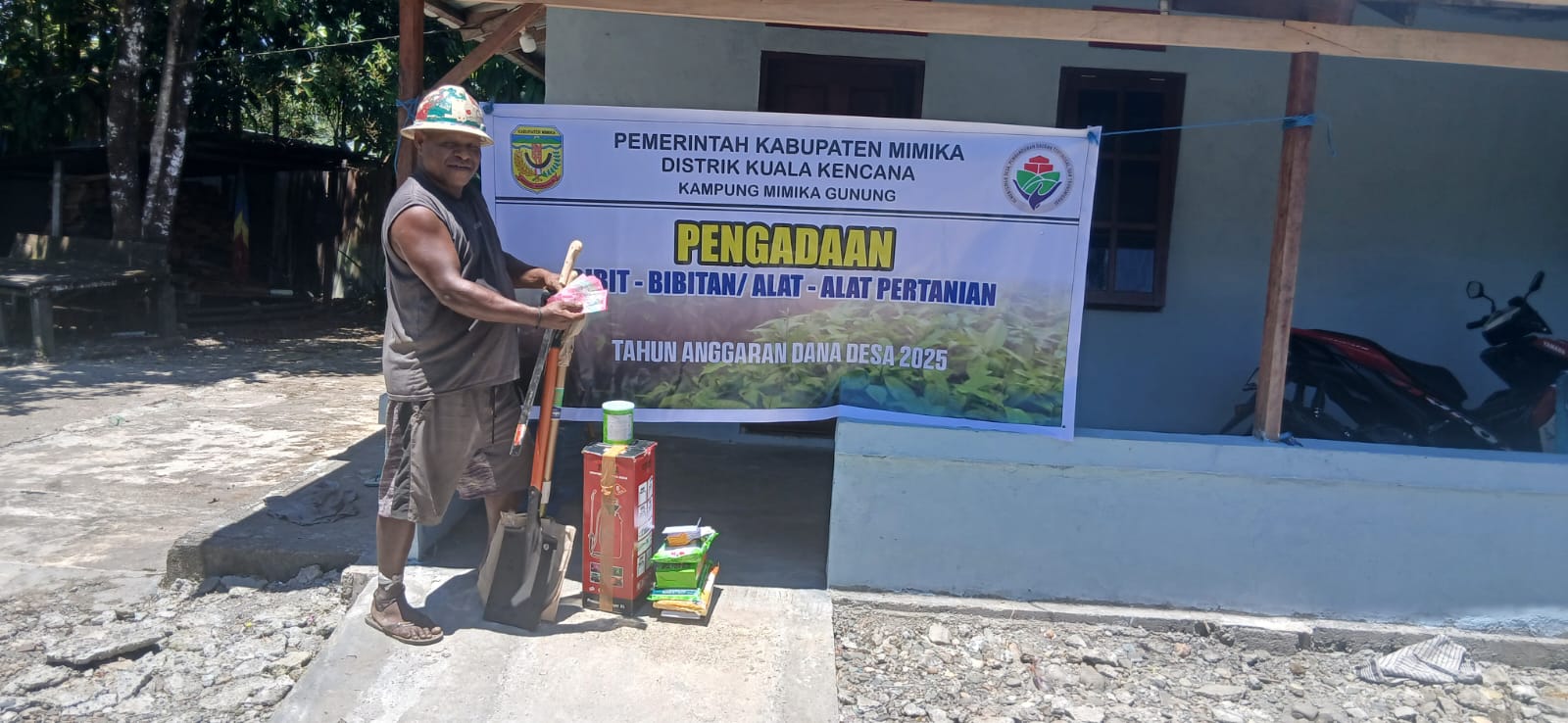 Pemkam Mimika Gunung Fasilitasi Pembersihan Lahan dan Pembagian Alat serta Bibit Pertanian kepada Warga