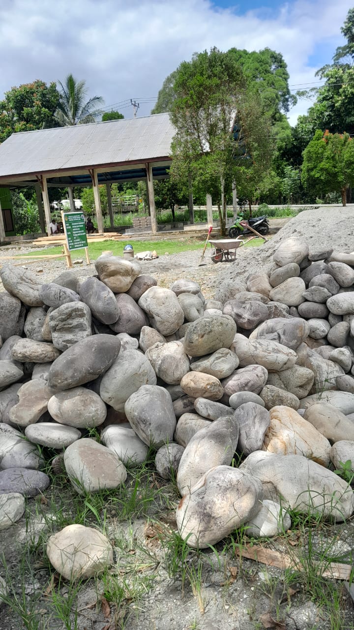 Bahan bangunan berupa batu yang telah dimuat kelokasi pembangunan Kantor Kampung Bintang Lima
