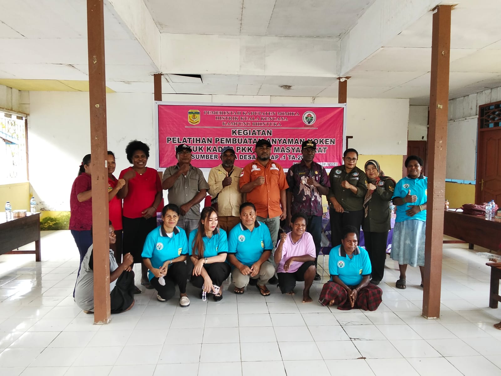 Foto bersama, Kepala Distrik Kuala Kencana, Kabid PMK, Tenaga Ahli P3D, Pendamping Distrik, Kepala Kampung Bhintuka, sekertaris Kampung Bhintuka, ibu-ibu PKK dan warga mengikuti pelatihan menganyam noken