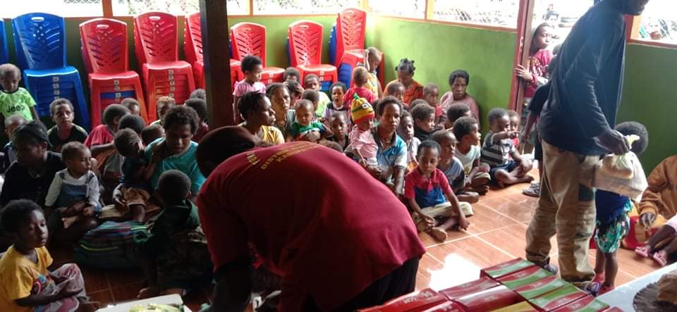 Bingkisan makanan tambahan saat akan dibagikan