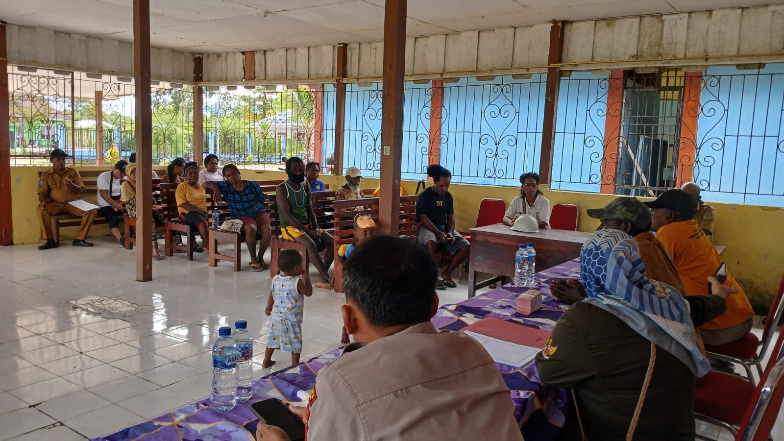 Suasana saat menyalurkan BLT