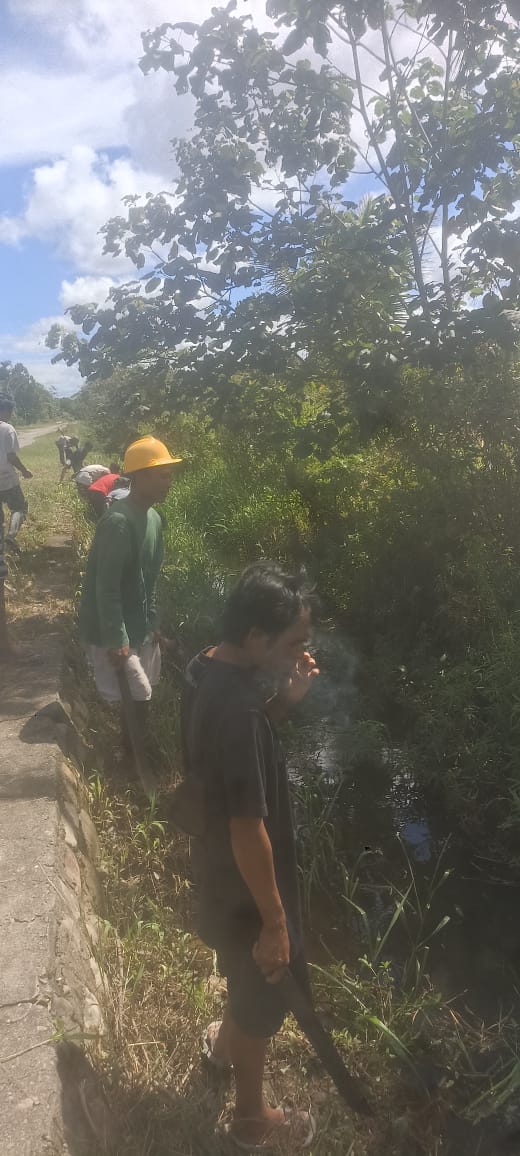 Warga bergotong royong membersihkan parit