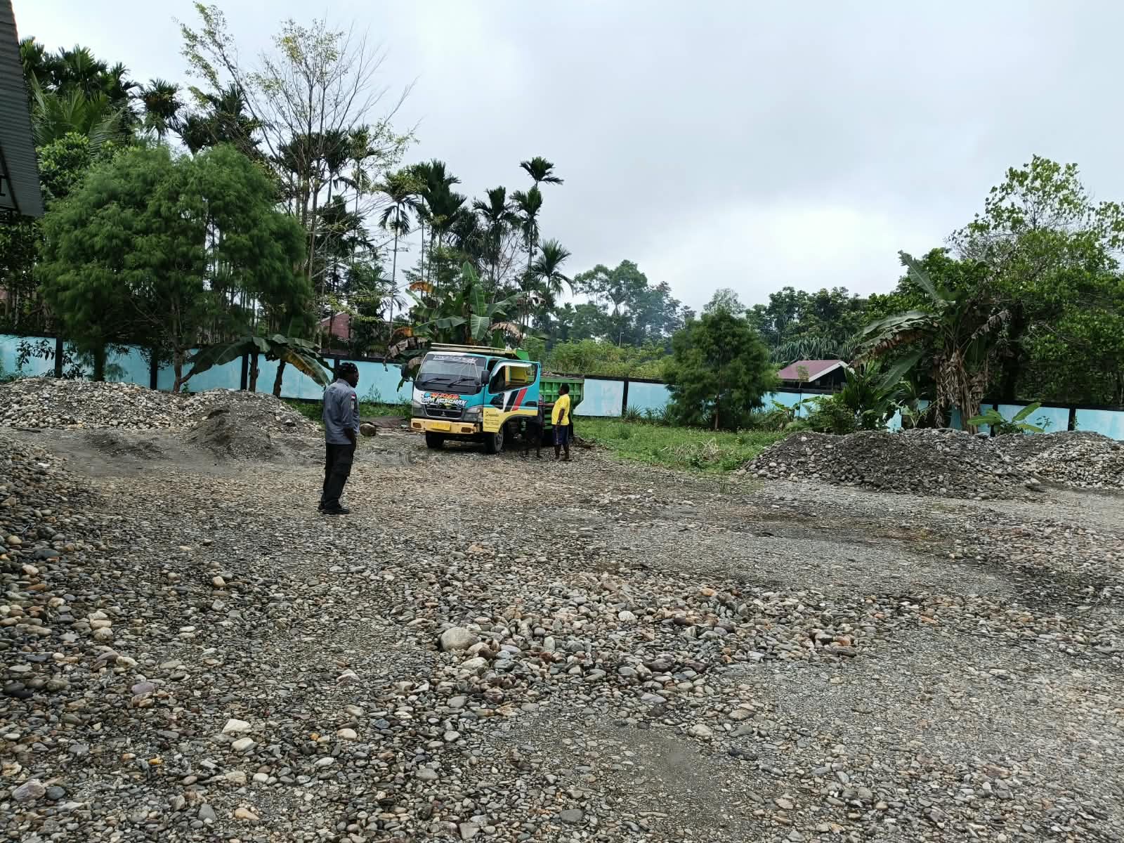 Suasana penimbunan halaman Kantor Kampung Karya Kencana 