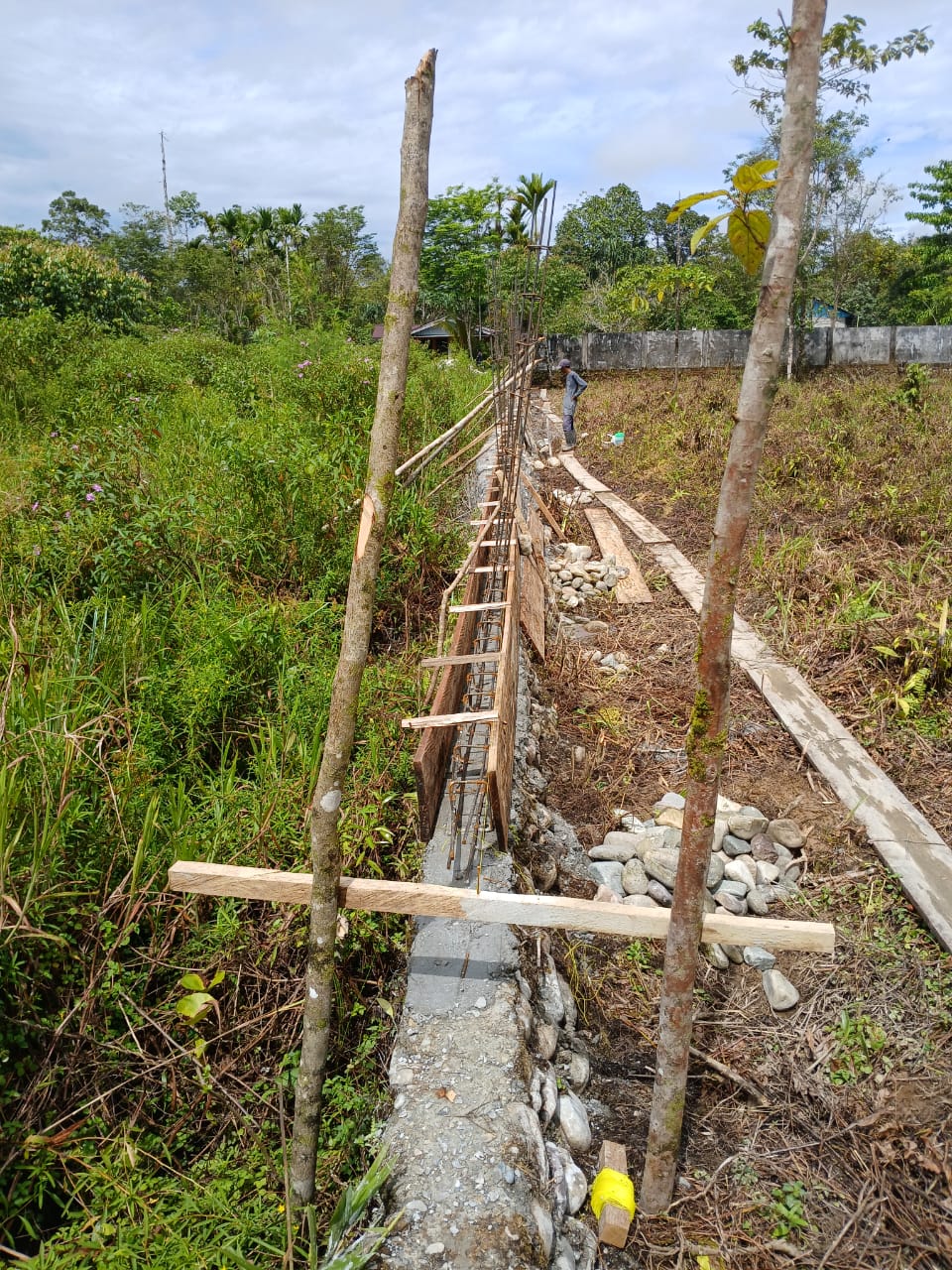 Pembuatan pondasi untuk pembangunan pagar Kantor Kampung Bhintuka