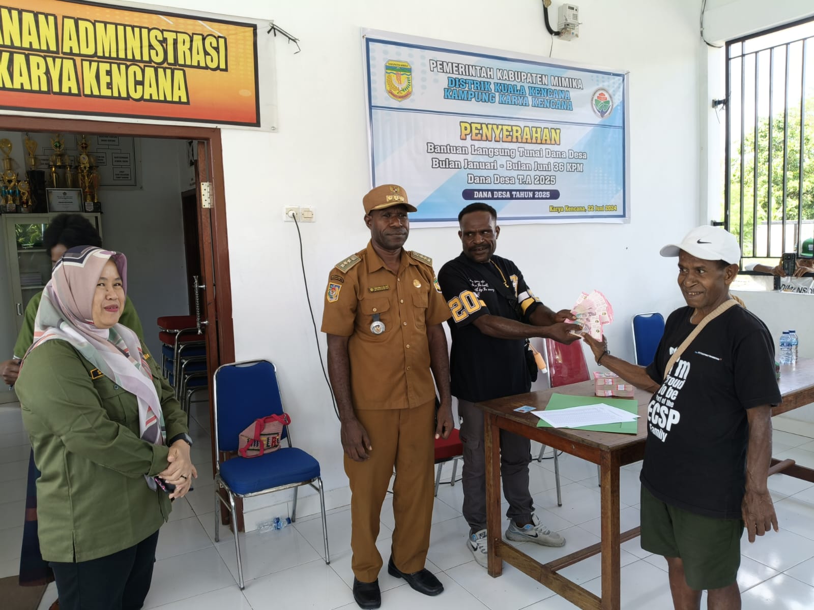 Penyaluran BLT di Kampung Karya Kencana