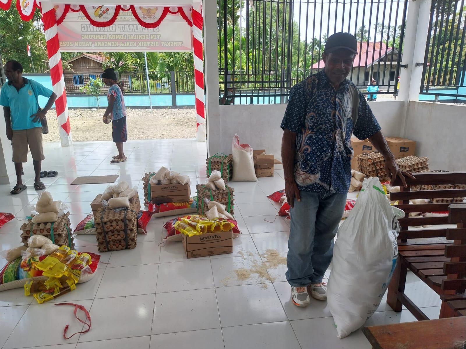 Aparatur kampung saat memisahkan bantuan untuk selanjutnya diberikan kepada warga