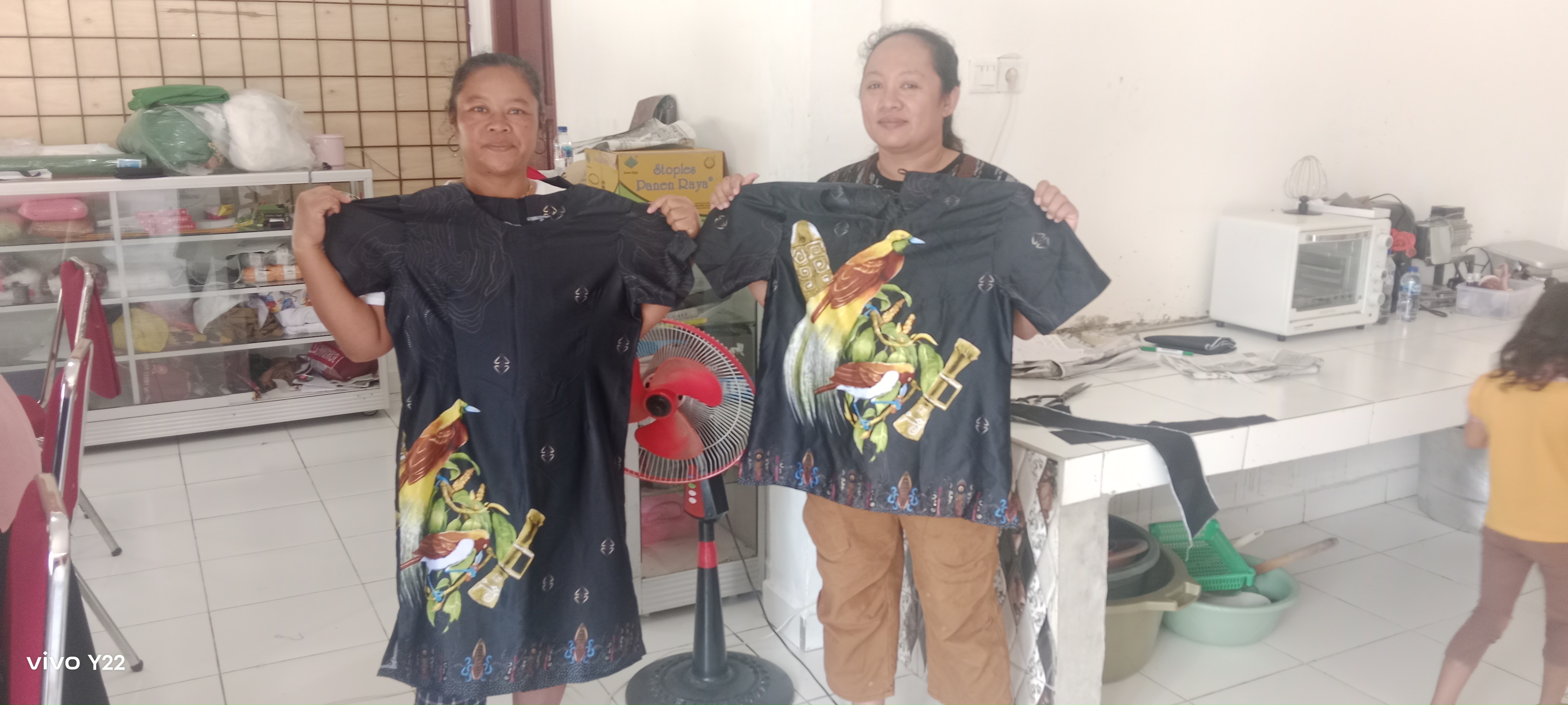 IBU-IBU PKK KAMPUNG UTIKINI SATU KINI MANDIRI JAHIT BAJU SENDIRI, BERKAT PELATIHAN DAN SEMANGAT BELAJAR
