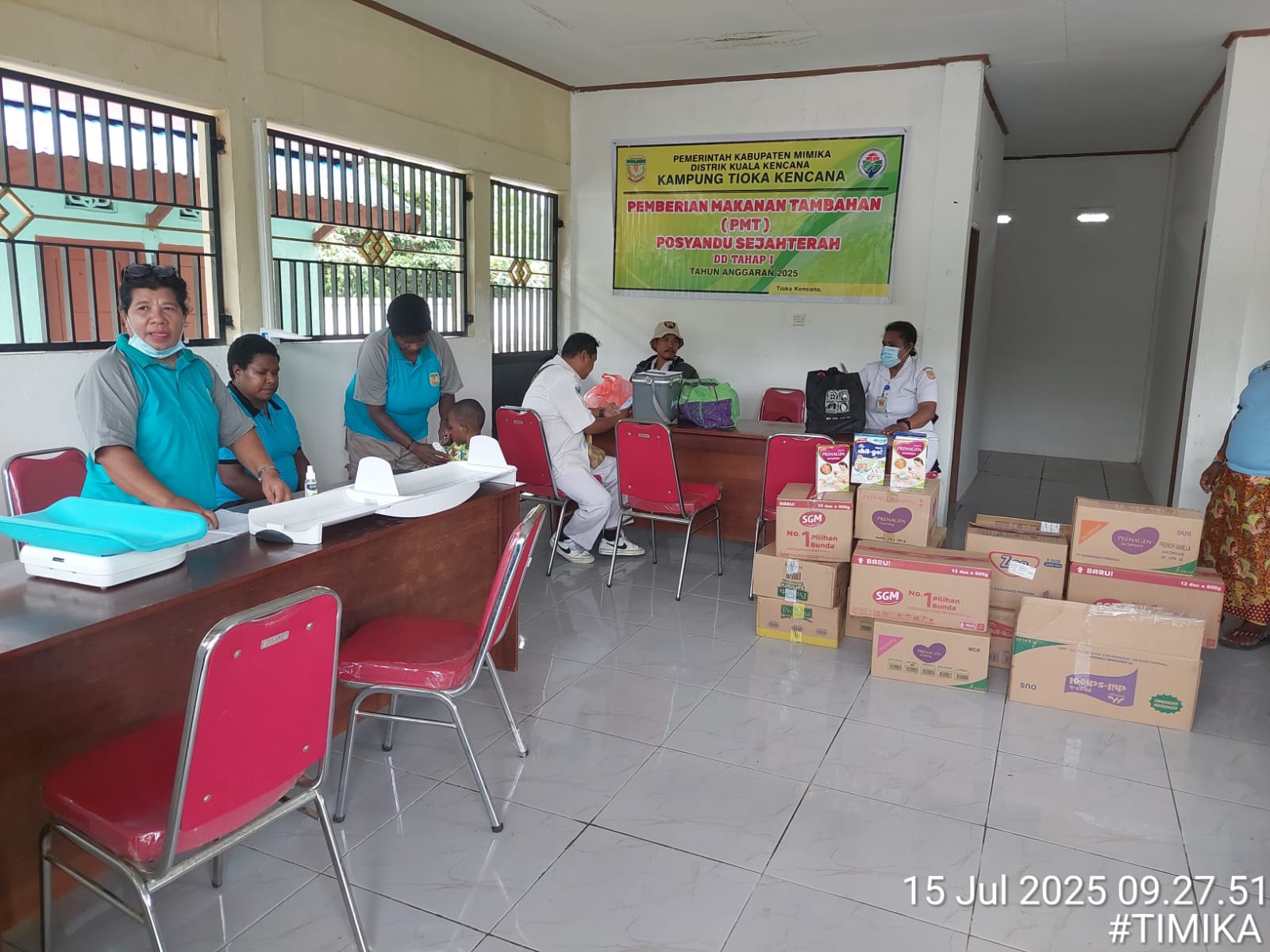 Suasana pelayanan posyandu di Kampung Tioka Kencana