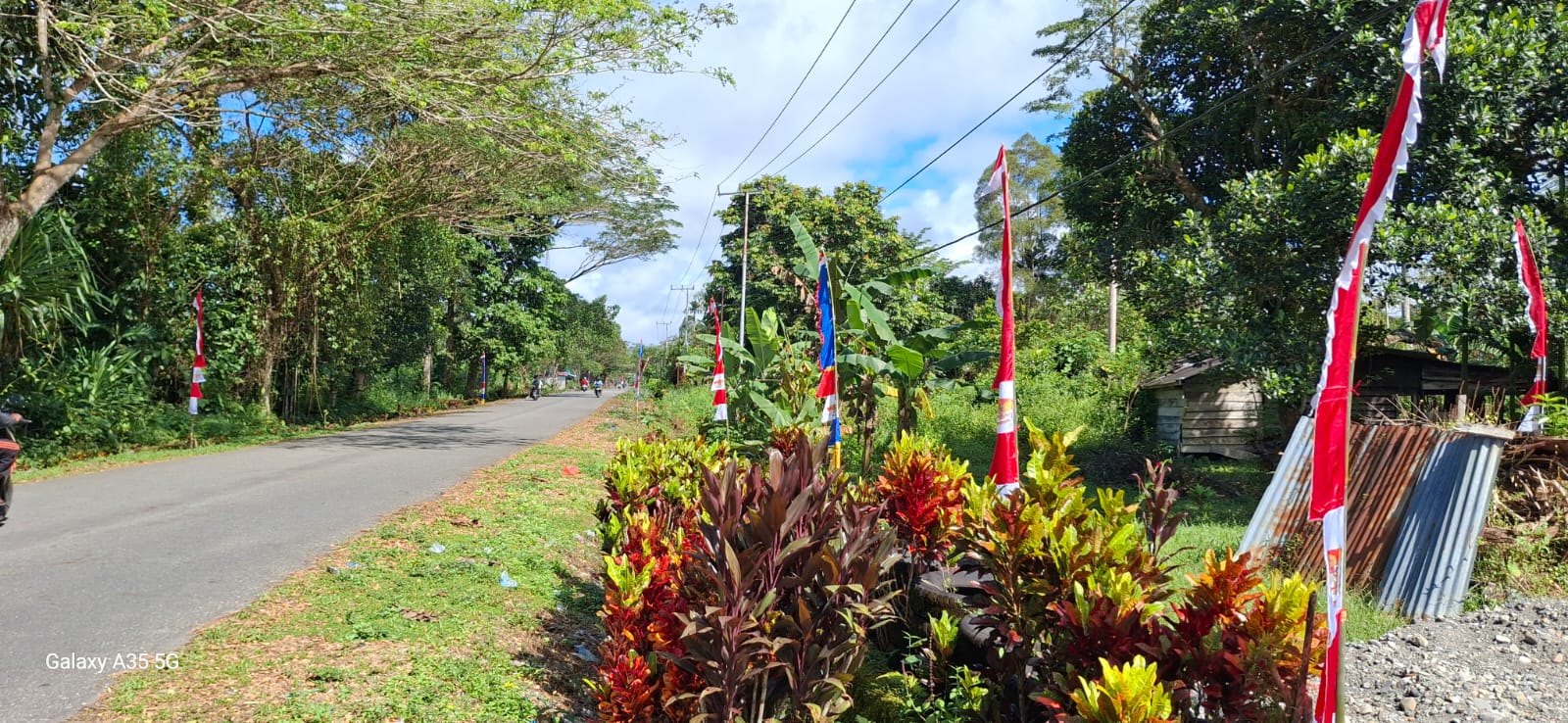 Umbul-umbul yang telah dipasang dipinggir jalan di masing-masing RT