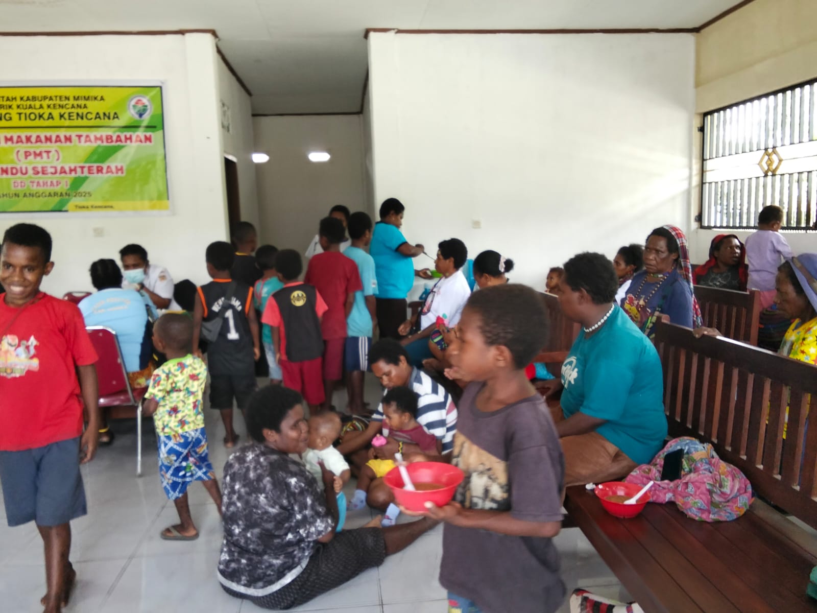 Anak-anak, ibu hamil, dan lansia diberikan makanan tambahan