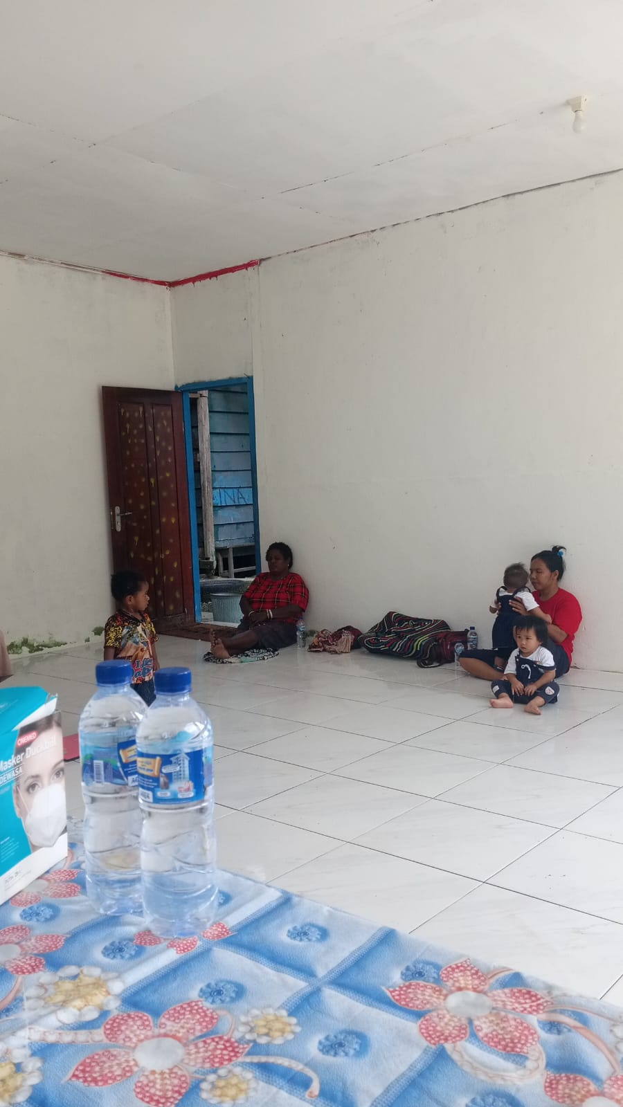 Warga yang membawa anak-anaknya untuk mengikuti posyandu di Kampung Utikini Dua 