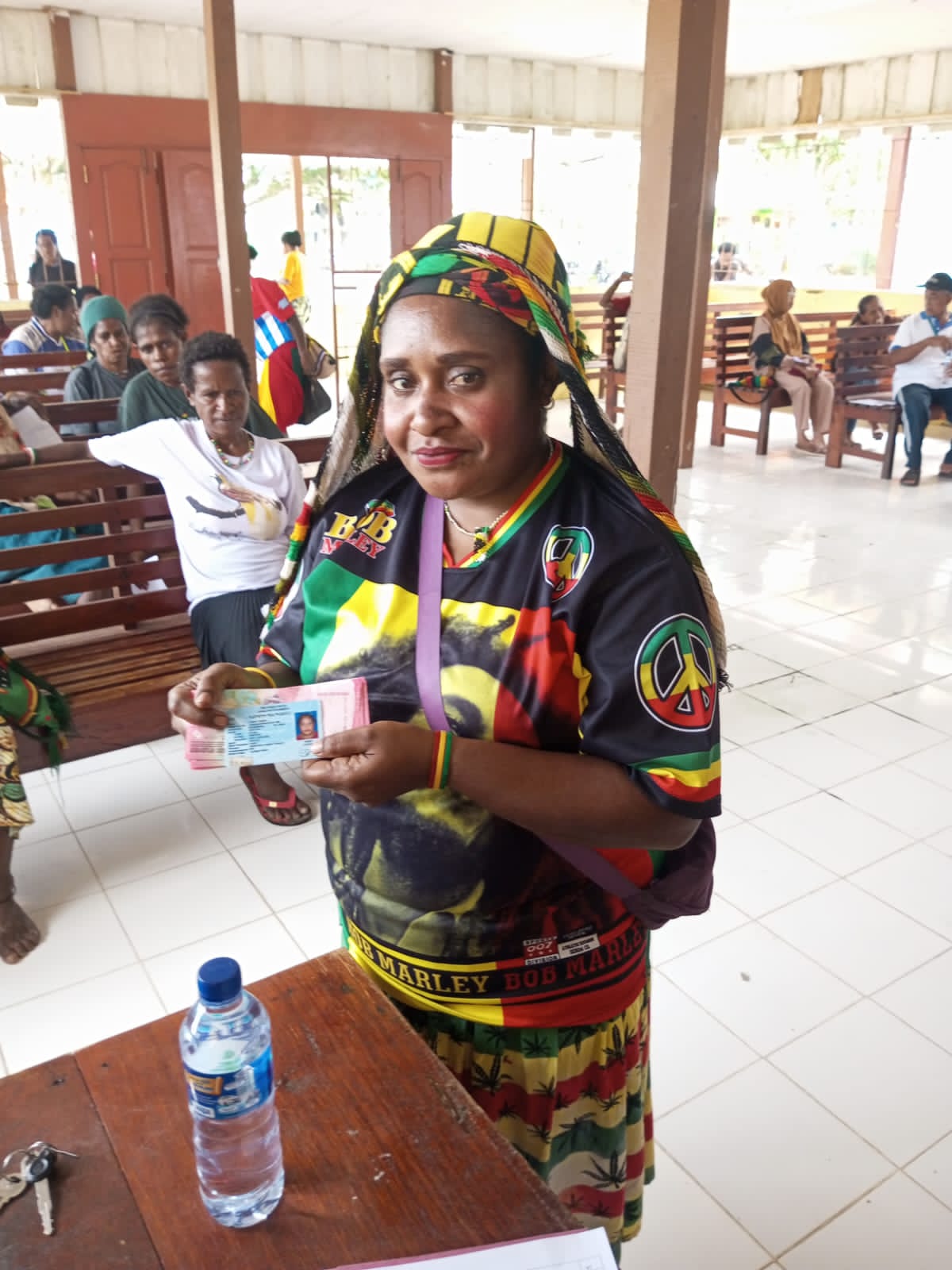 Seorang ibu yang menunjukkan BLT yang diterimanya 