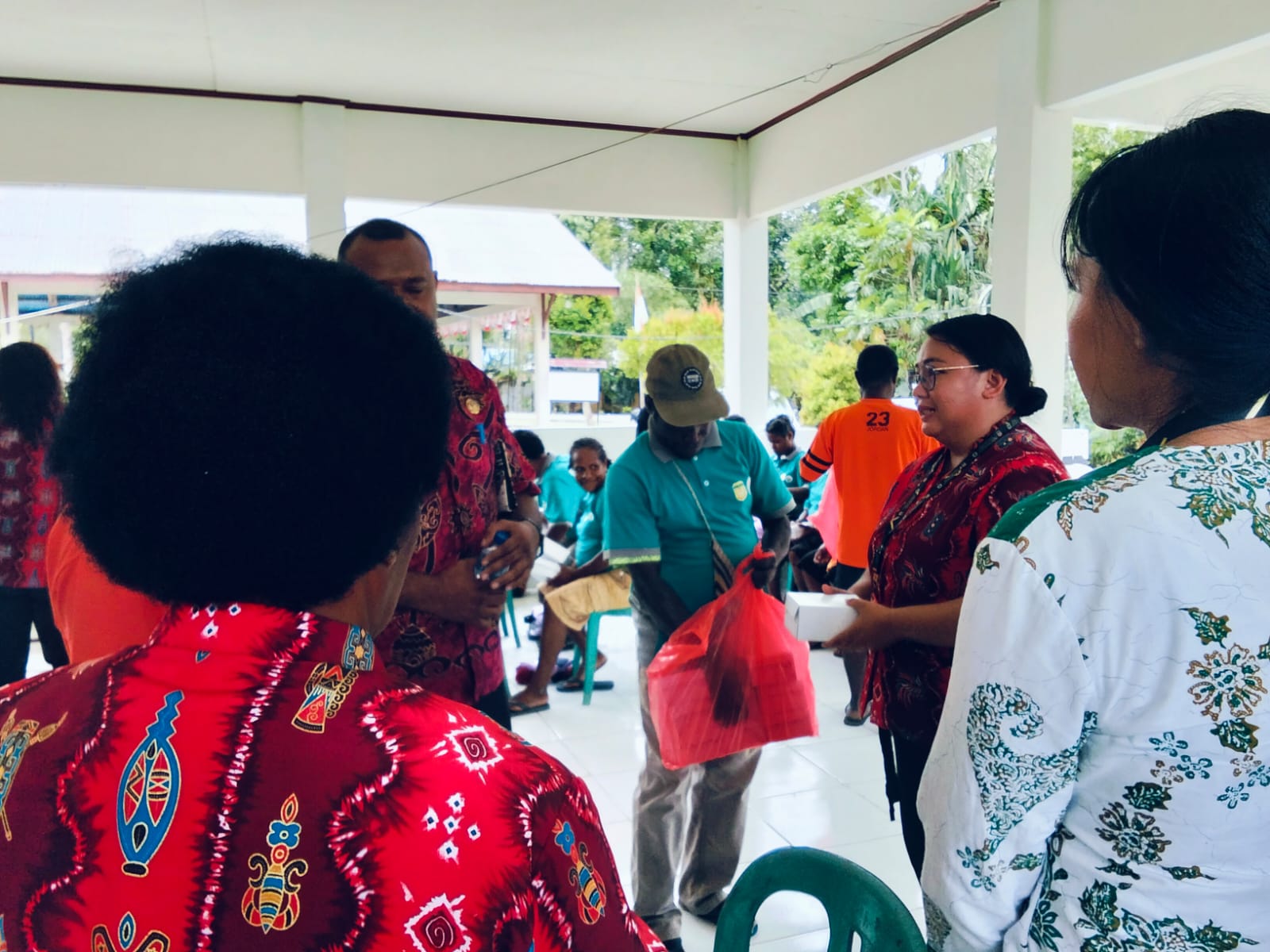 Kepala Distrik Kwamki Narama Edwin Habuebi bersama petugas kesehatan setelah pembukaan penyuluhan kesehatan 