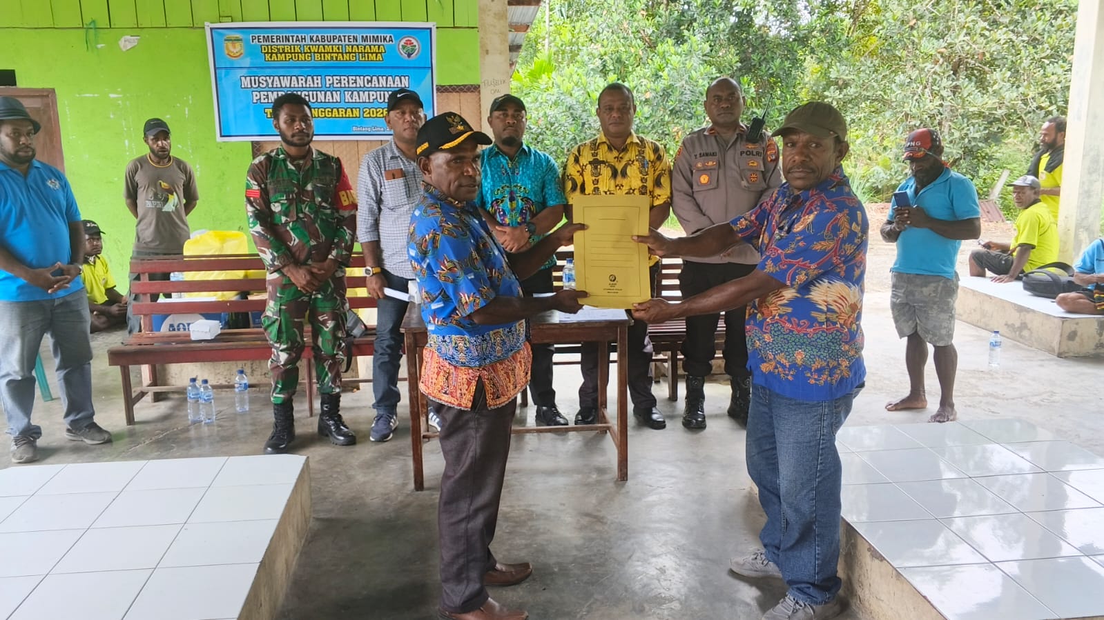 Penyerahan hasil musrenbang Kampung tahun anggaran 2026 dari Ketua Bamuskam kepada Kepala Kampung Bintang Lima1, Marthinus Kogoya