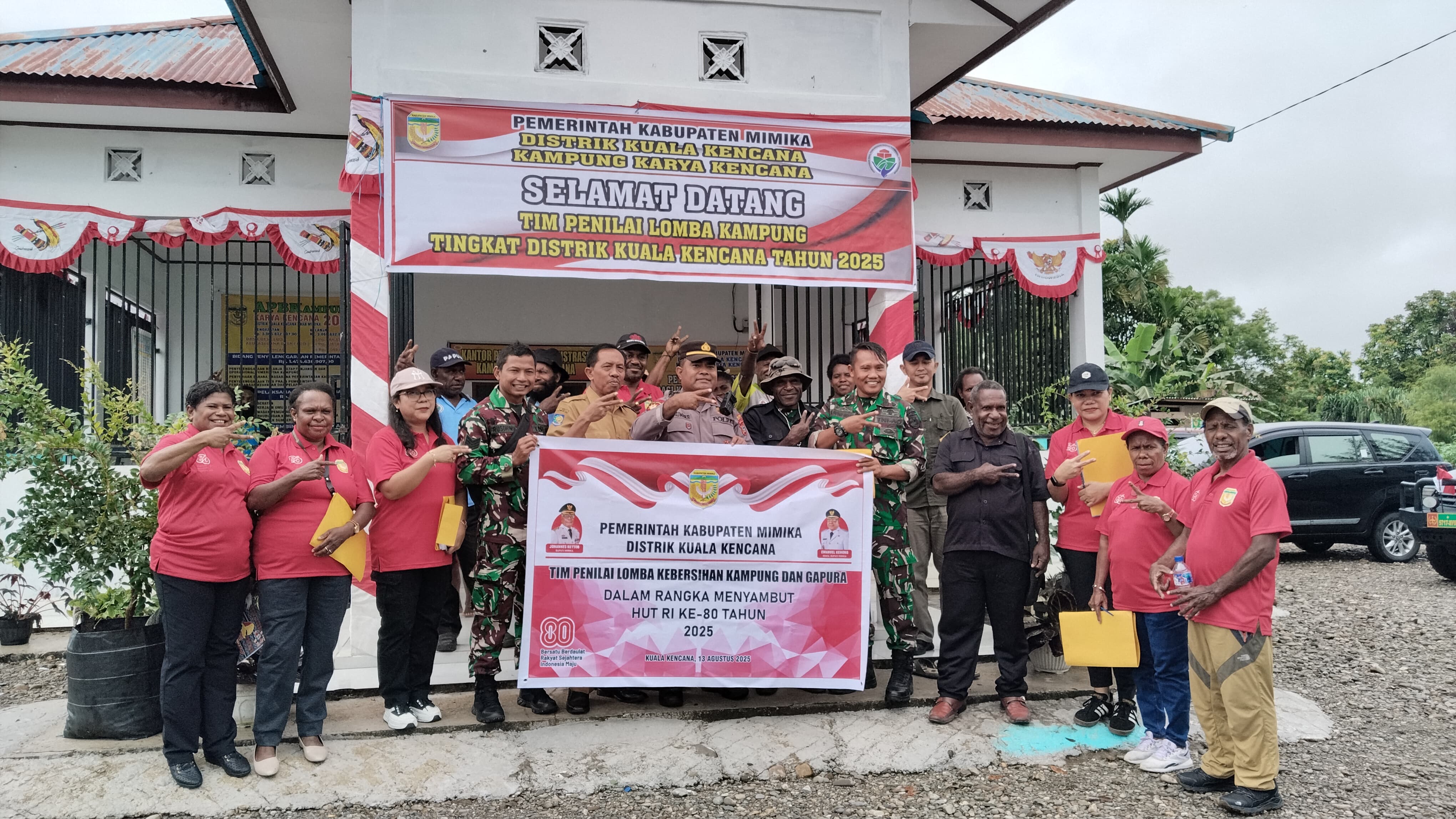 Tim penilai lomba kebersihan kampung dari Distrik Kuala Kencana saat mengunjungi Kampung Karya Kencana