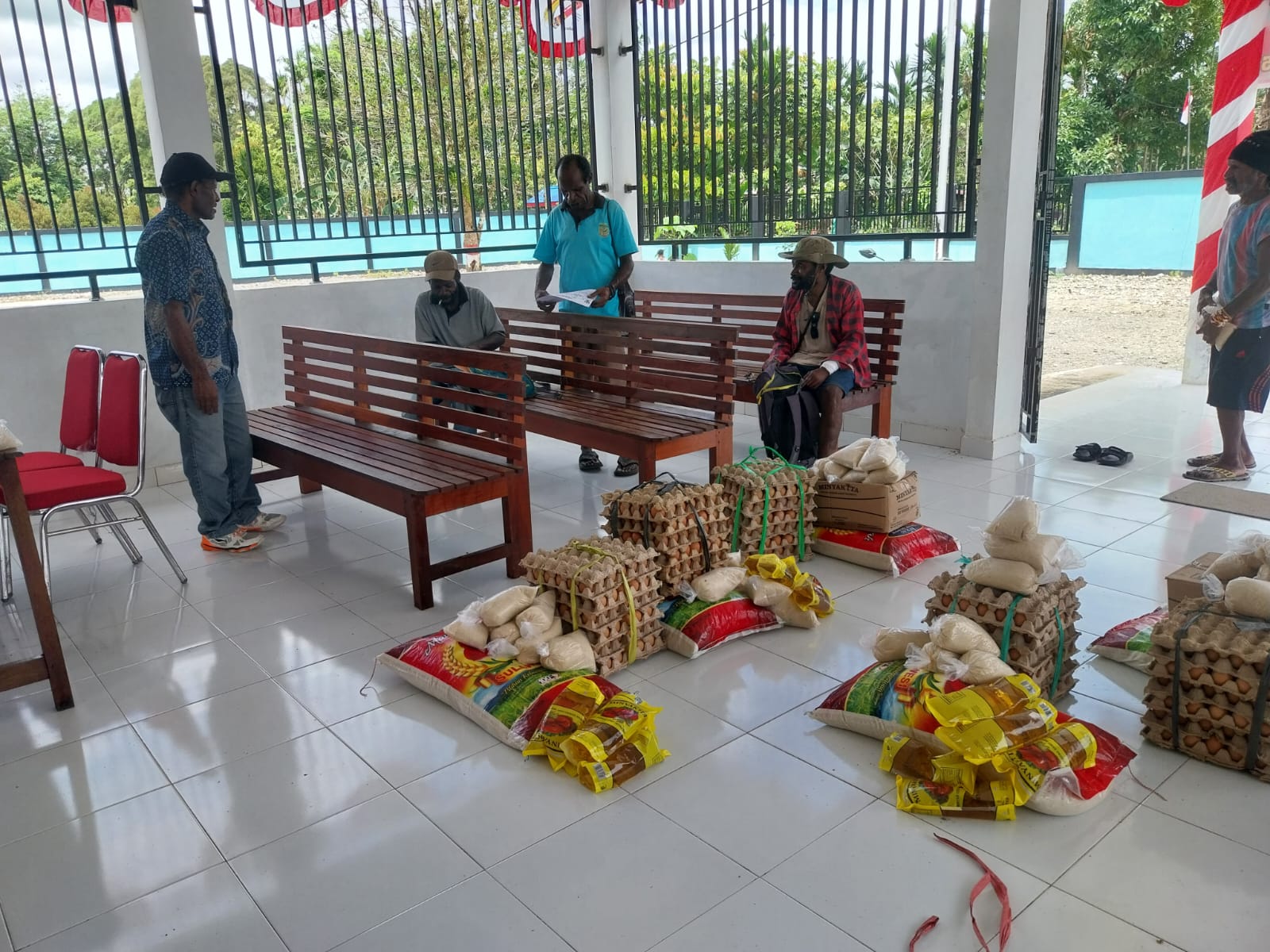 Aparatur kampung saat memisahkan bantuan untuk selanjutnya diberikan kepada warga