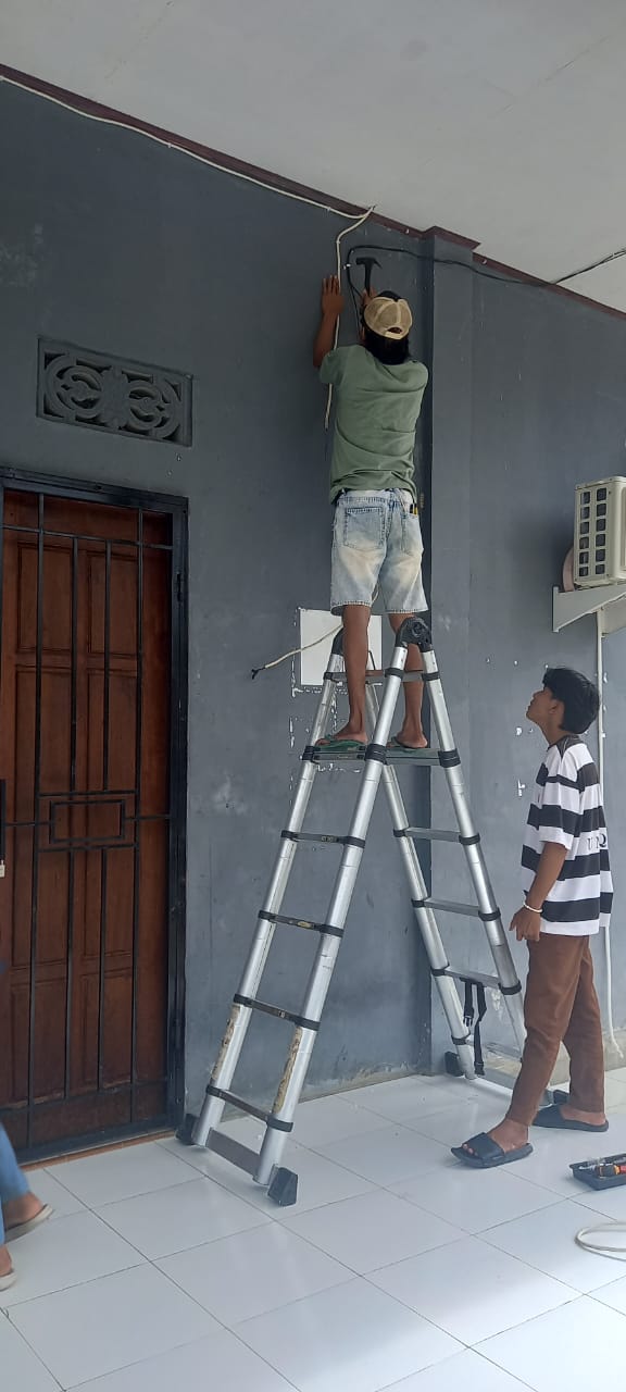 Proses pemasangan AC di Aula Kampung Utikini I