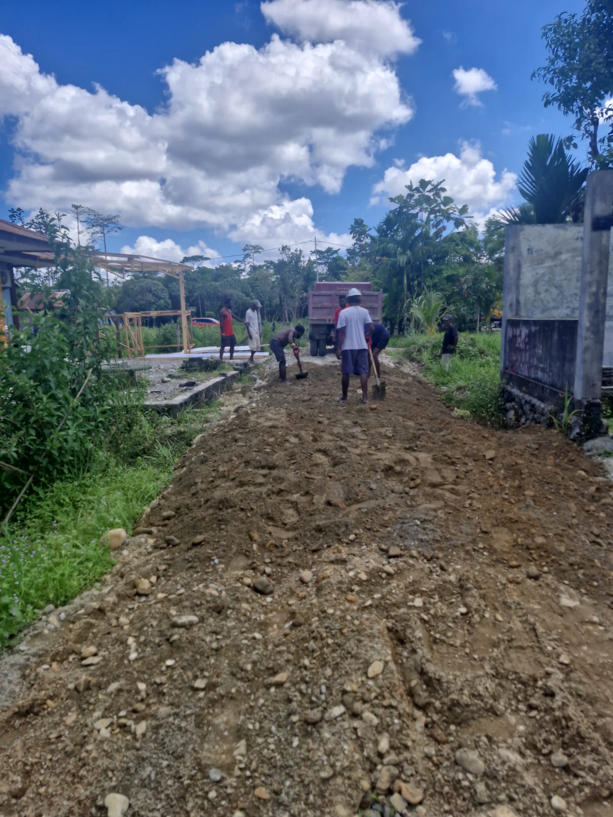 Proses penimbunan jalan di RT 8, Kampung Jimbi