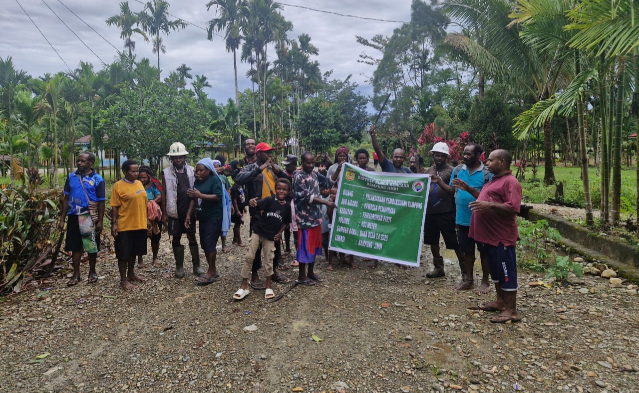 Foto bersama Warga Kampung Jimbi sedang melakukan pembersihan jalan dan parit