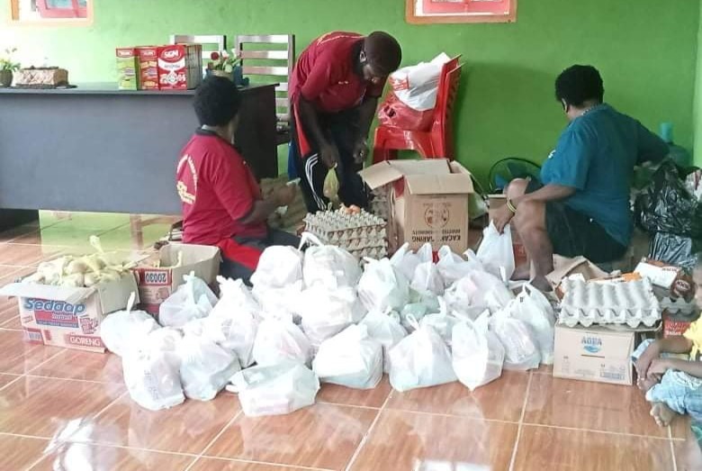 Ibu-ibu kader Posyandu saat akan membagikan bingkisan makanan tambahan kepada anak-anak dan ibu-ibu hamil