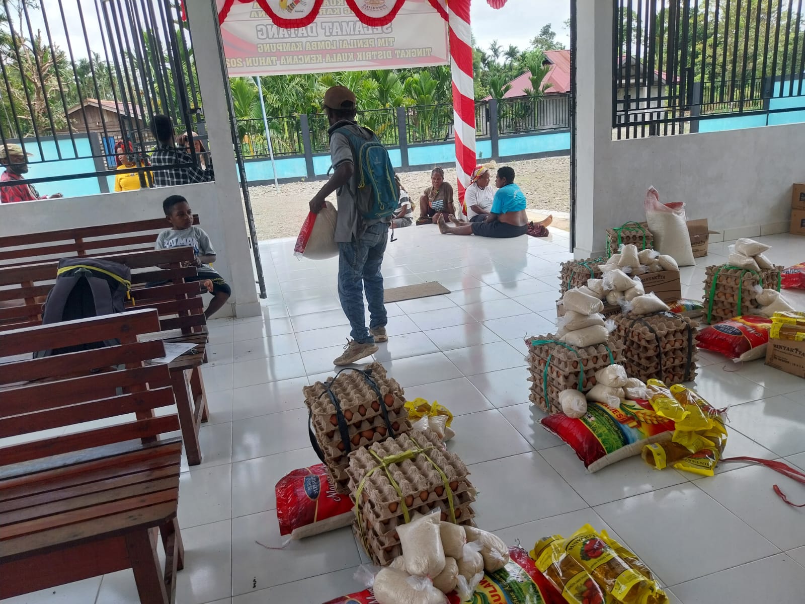 Aparatur kampung saat memisahkan bantuan untuk selanjutnya diberikan kepada warga
