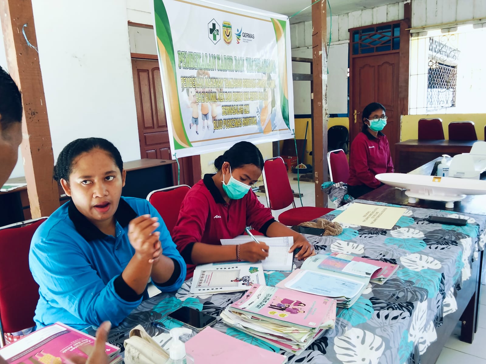 Para petugas kesehatan dan kader posyandu saat melakukan pelayanan posyandu 