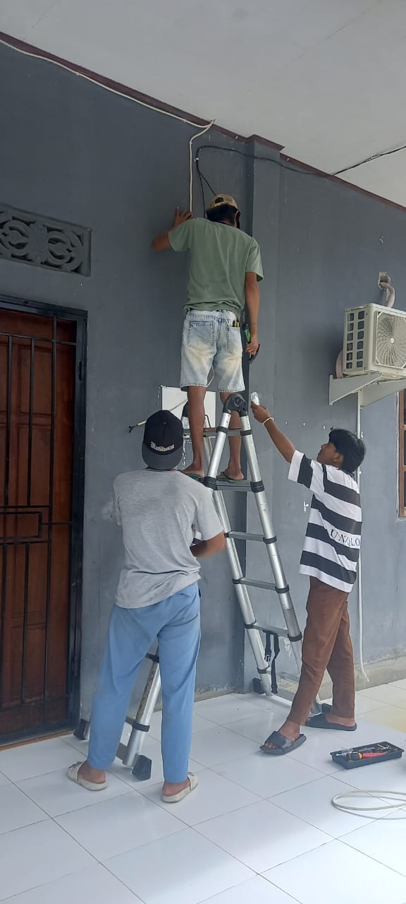 Proses pemasangan AC di Aula Kampung Utikini I