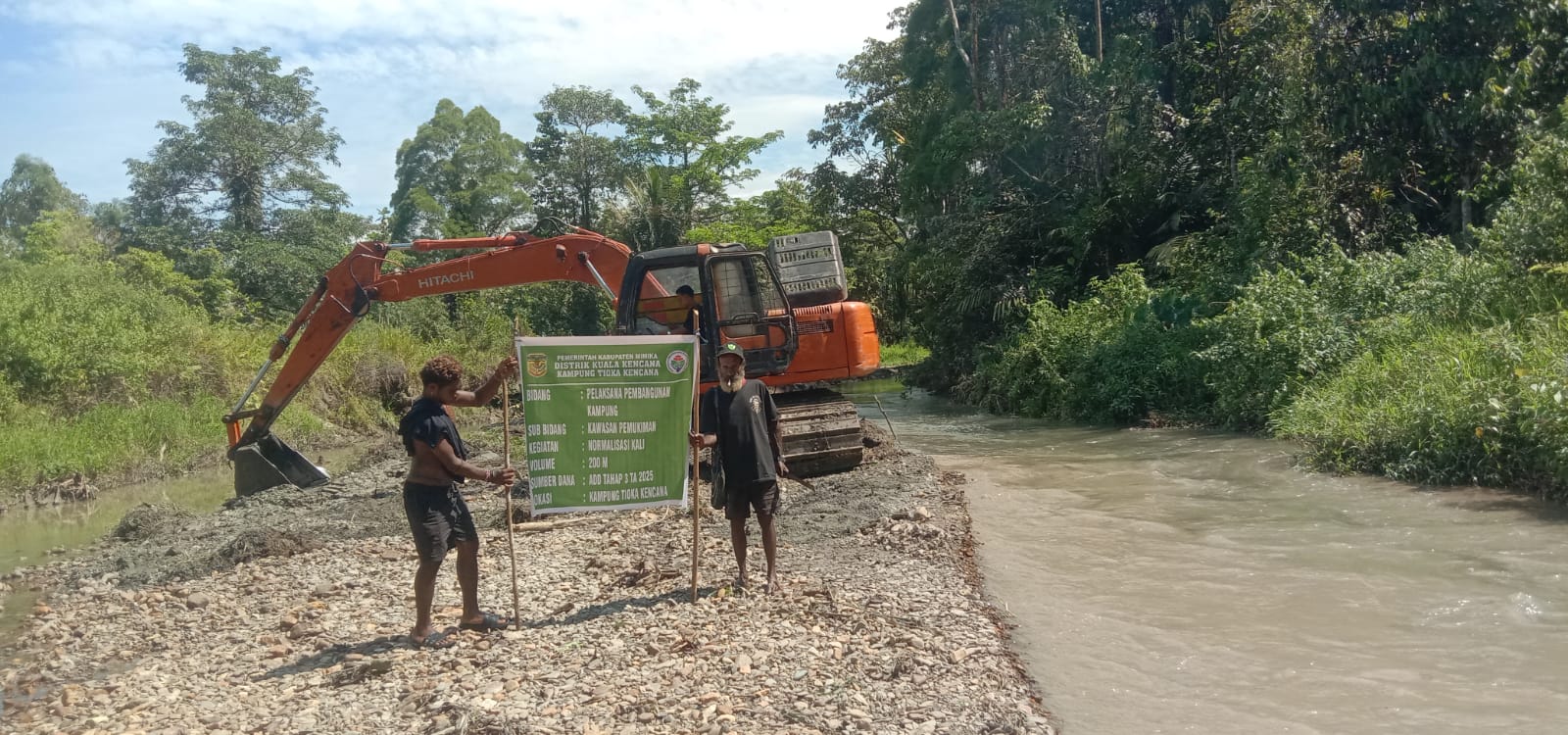Alat berat saat mengangkat material dari dalam sungai
