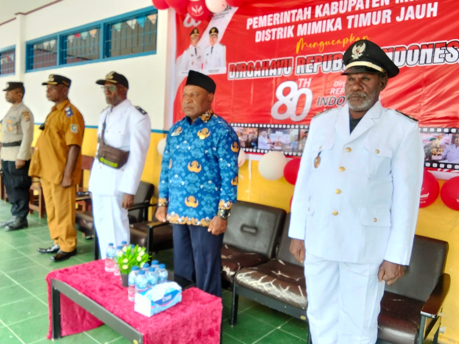 Sikap sempurna Kepala Kampung dan Sekertaris Distrik Mimika Timur Jauh 
