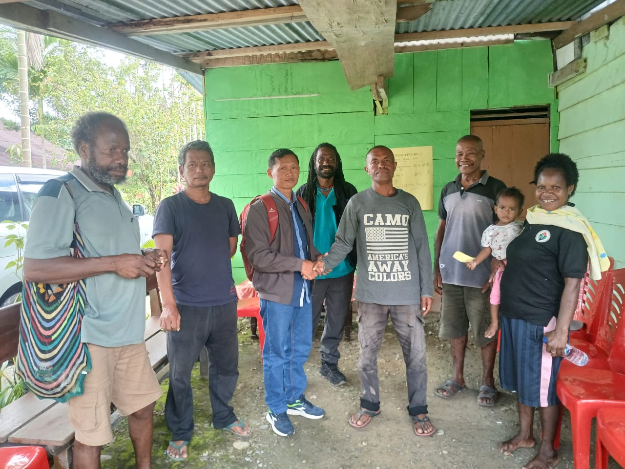 Sekretaris Kampung, Eko Kurniawan saat berjabat tangan dengan ketua RT terpilih 