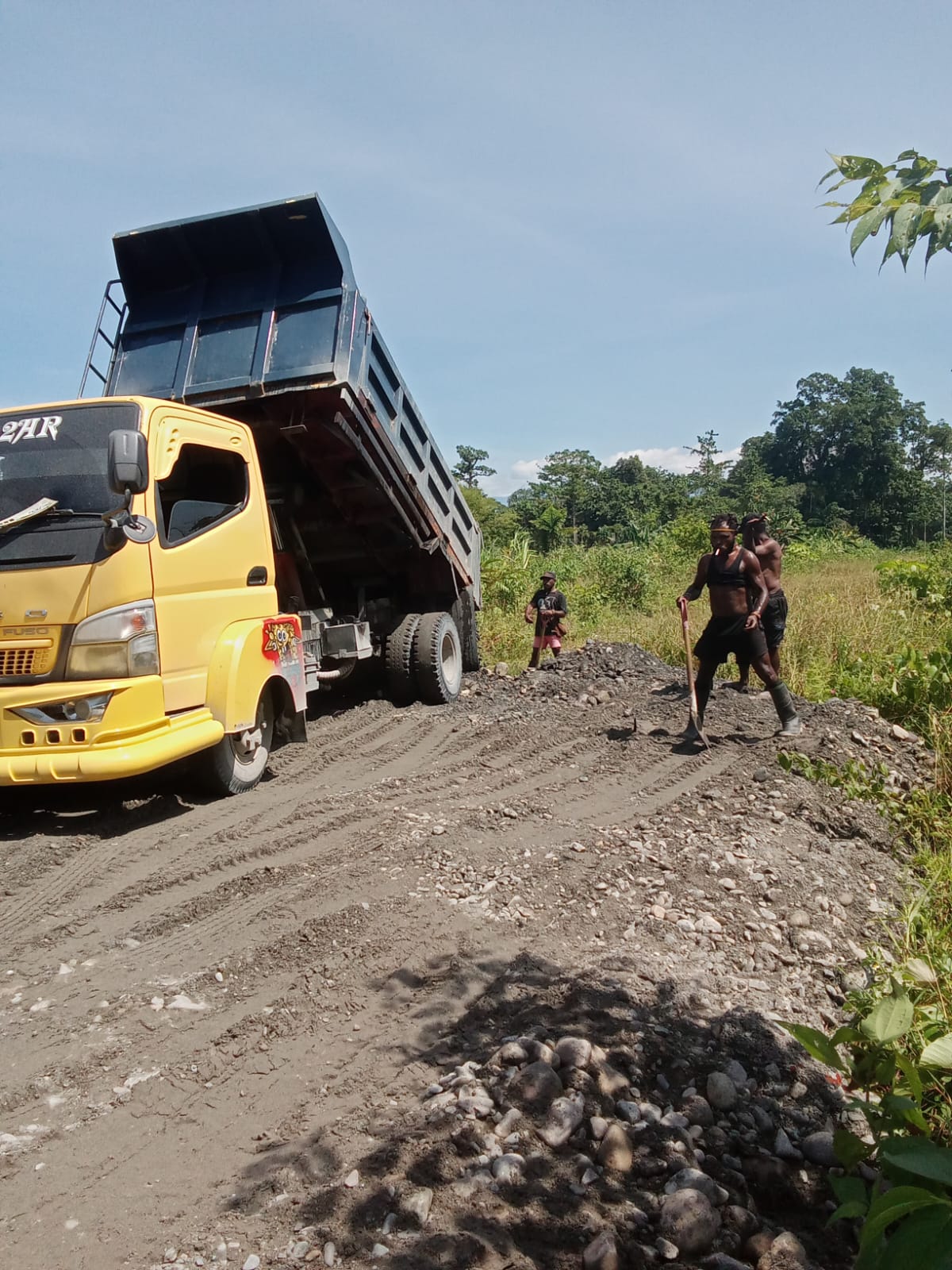 Proses penimbunan jalan tani di Kampung Mimika Gunung 