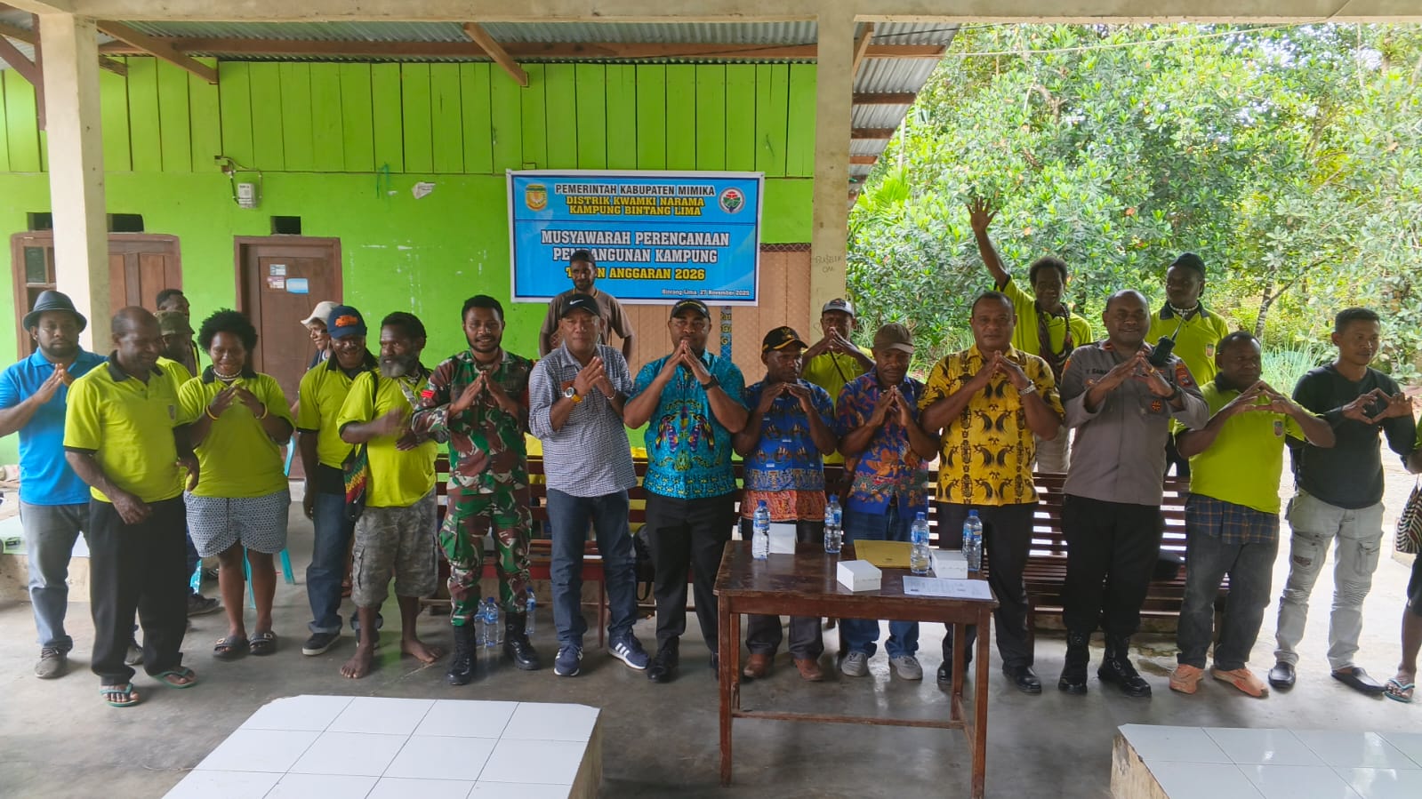 Foto bersama, Kepala Distrik Kwamki Narama, Edwin H, Kepala Kampung Bintang Lima, Marthinus Kogoya, Kabid PMK, Kapolsek Kwamki Narama, Ketua Bamuskam, Bhabinkamtibmas, Babinsa dan peserta Musrenbang
