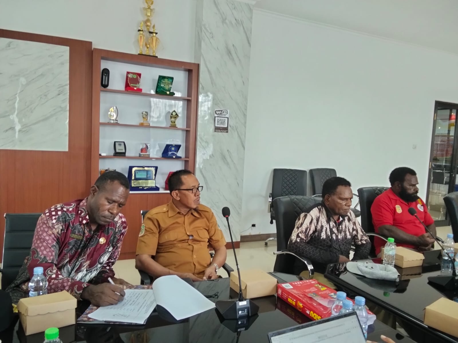 Kepala Distrik Kuala Kencana, Yemi Gobai bersama Kepala Kampung Karya Kencana Rakam Suntoro saat mengikuti pertemuan terkait masukan Ranperda Pembangunan Kependudukan