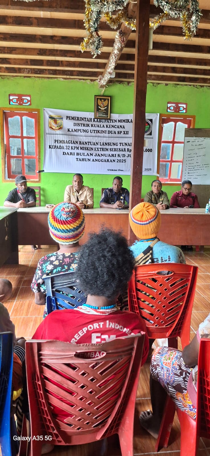 Suasana penyerahan Bantuan Langsung Tunai Kampung Utikini Dua