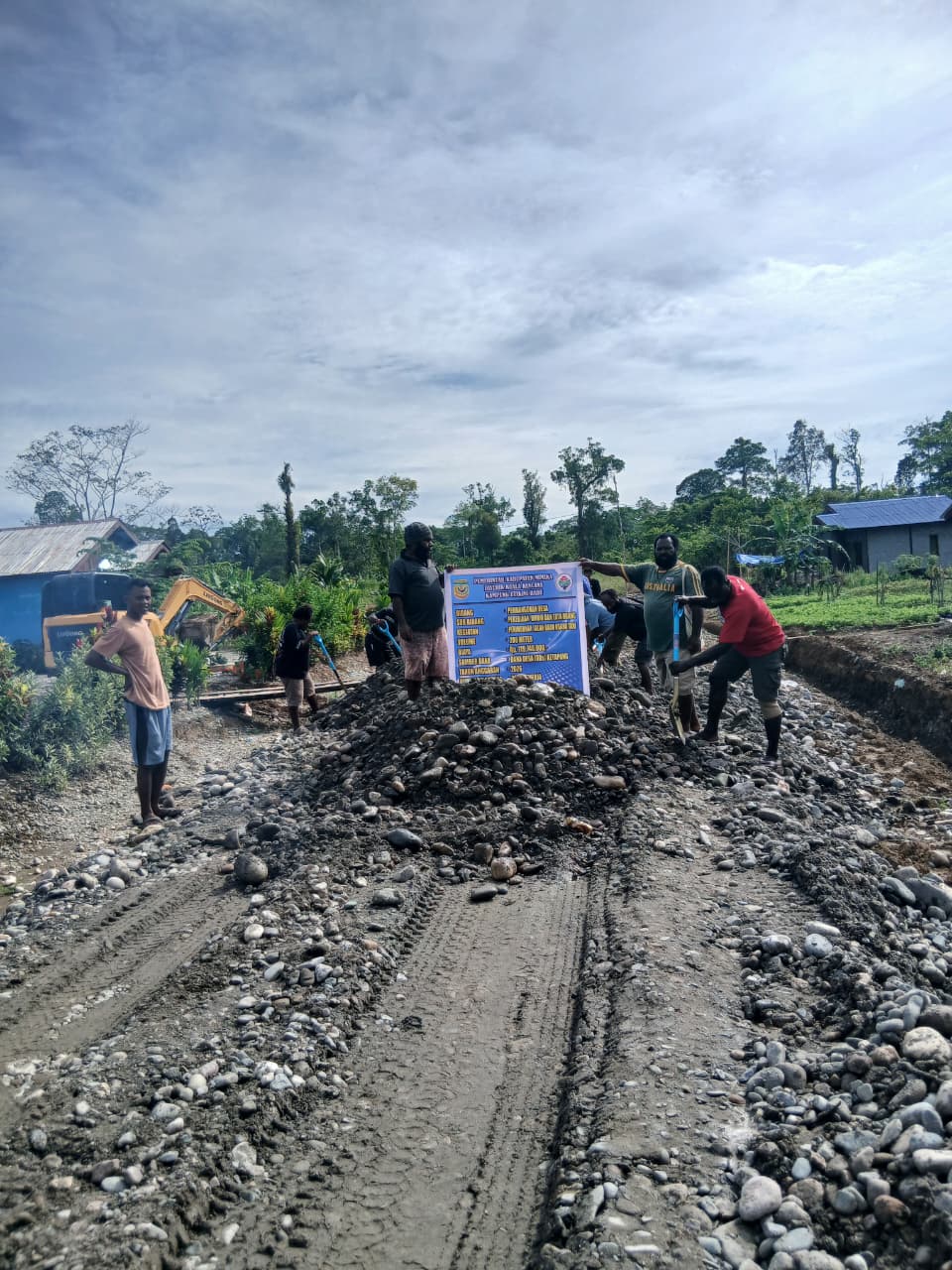 PEMKAM UTIKINI SATU BUKA AKSES JALAN KEBUN SEPANJANG 100 METER SEKALIGUS PENIMBUNAN