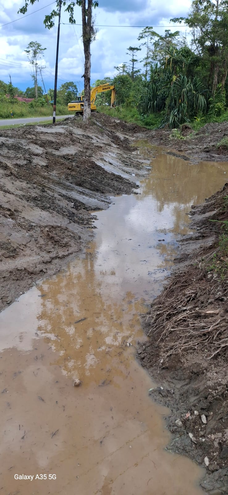 Sungai atau parit yang telah diangkat materialnya